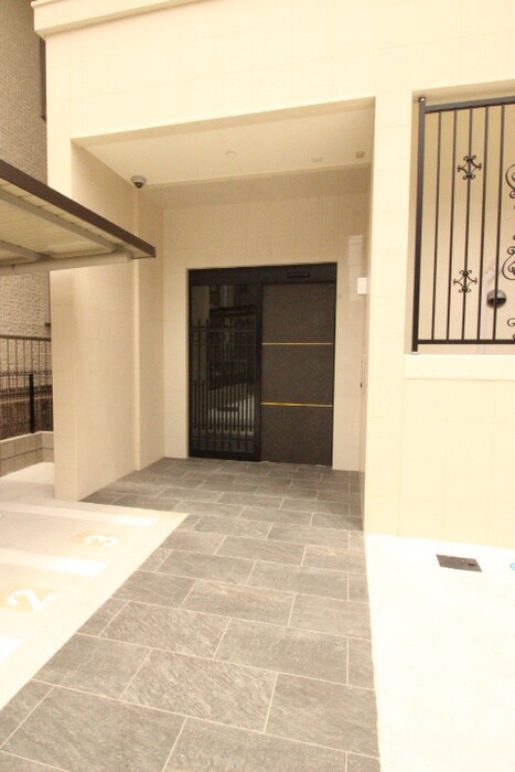 物件外観写真2　(エントランス部分)