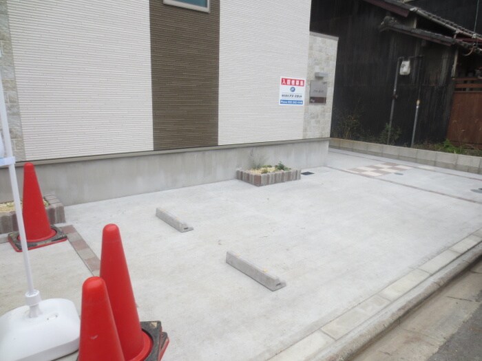 物件外観写真2　(駐車場)