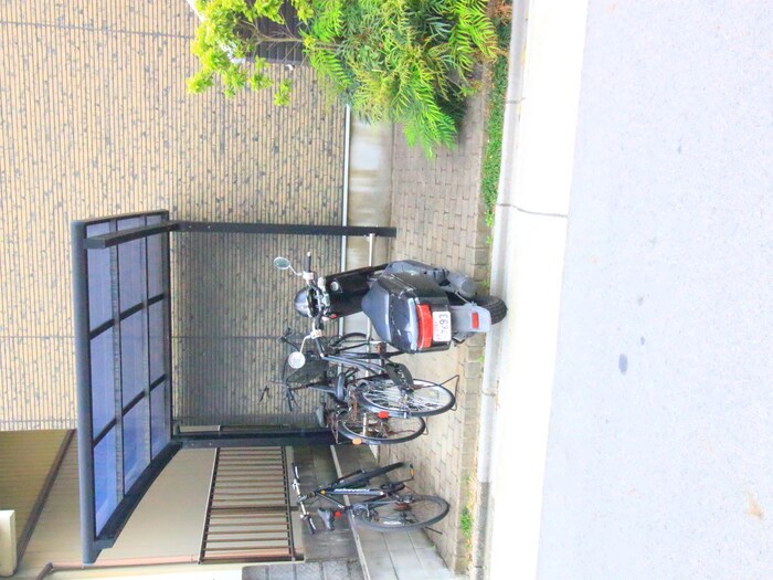 物件外観写真4　(駐輪場)