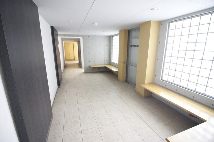 物件外観写真6　(エントランス部分)