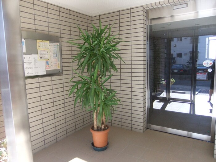 物件外観写真3　(エントランス部分)