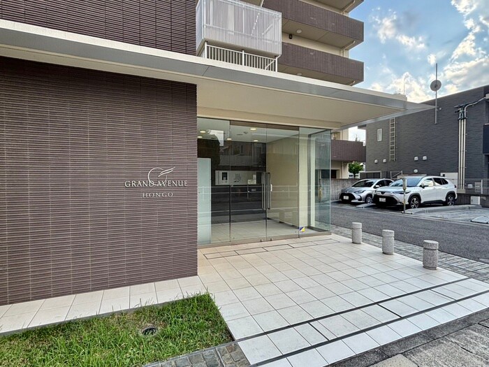 物件外観写真2　(エントランス部分)