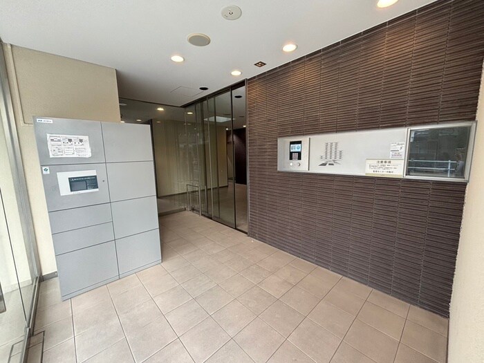 物件外観写真3　(エントランス部分)