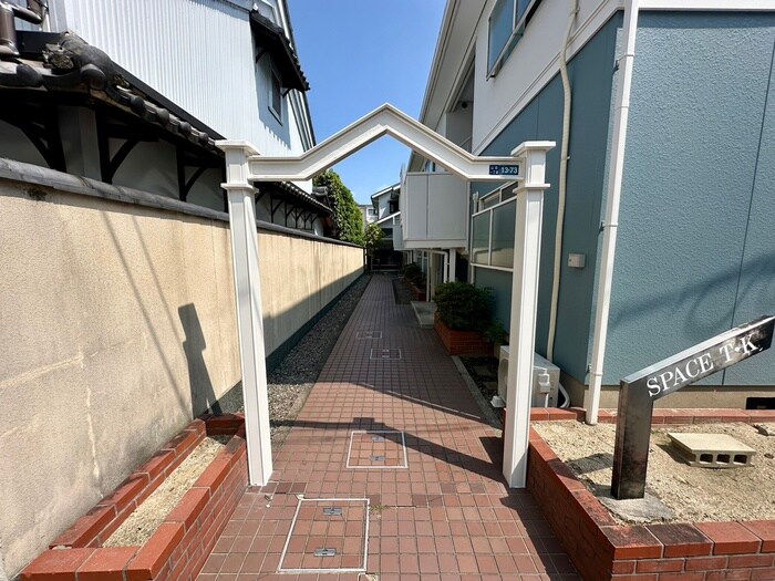 物件外観写真2　(エントランス部分)