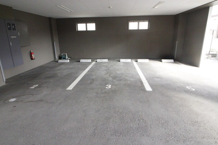 物件外観写真5　(駐車場)