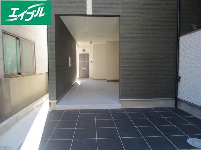 物件外観写真2　(エントランス部分)