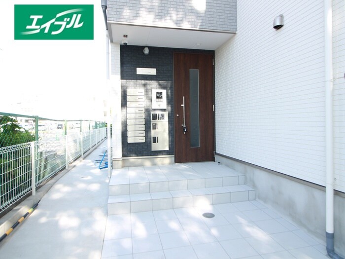 物件外観写真3　(エントランス部分)