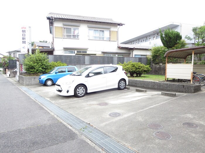 物件外観写真4　(駐車場)