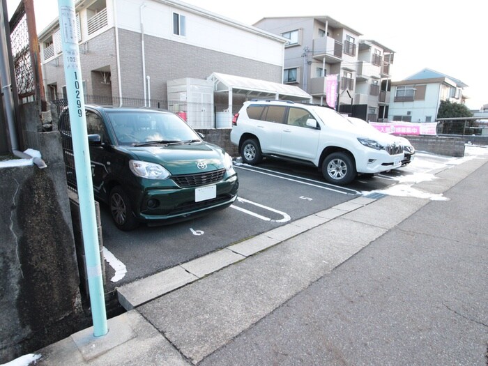 物件外観写真5　(駐車場)