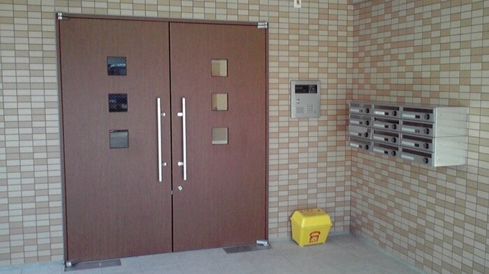 物件外観写真3　(エントランス部分)