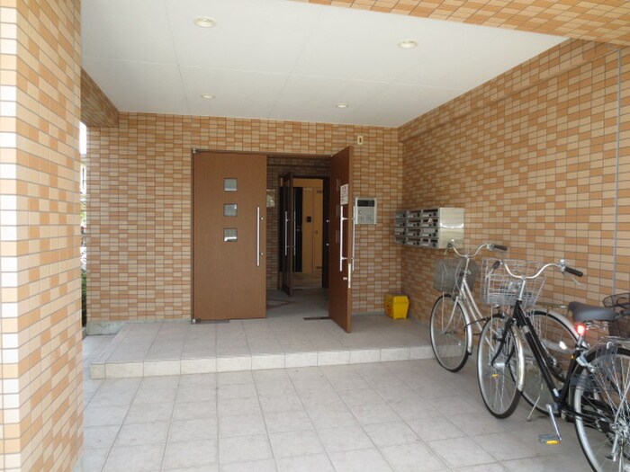 物件外観写真4　(エントランス部分)