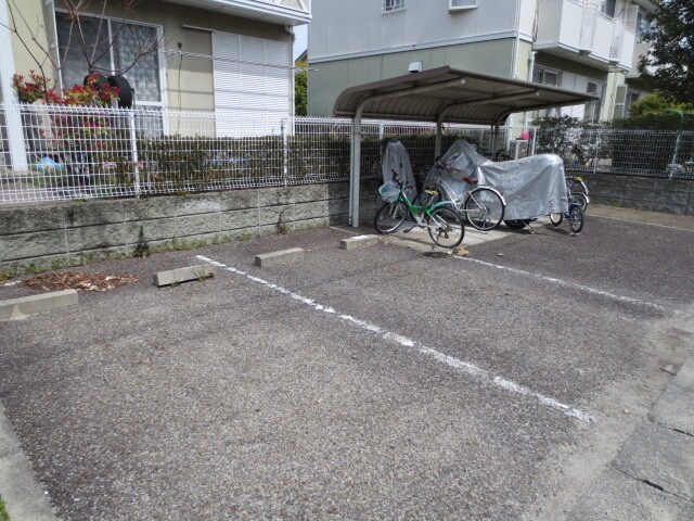 物件外観写真3　(駐車場)