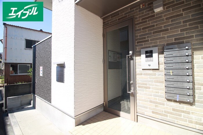 物件外観写真3　(エントランス部分)