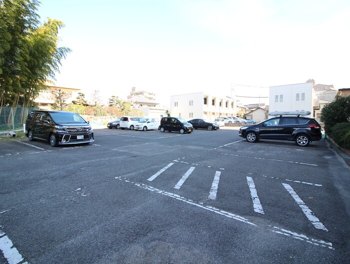 物件外観写真2　(駐車場)