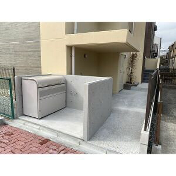 物件外観写真3　(エントランス部分)