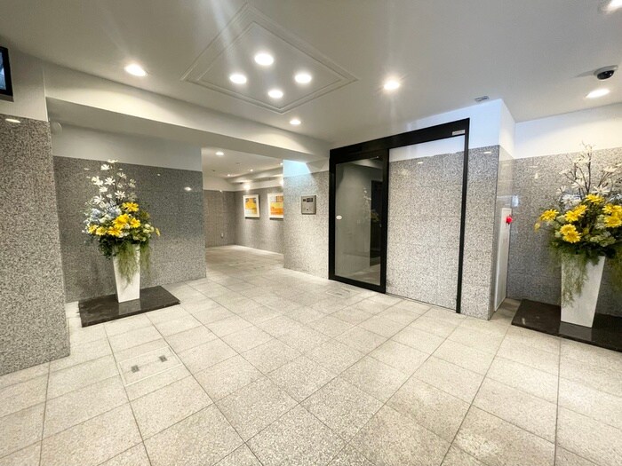 物件外観写真2　(エントランス部分)