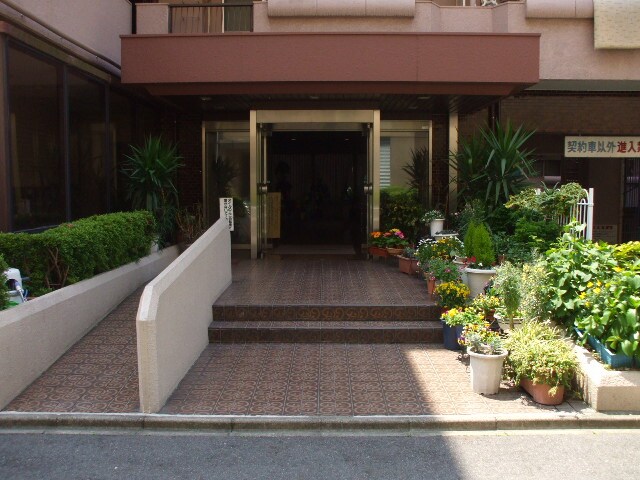 物件外観写真2　(エントランス部分)