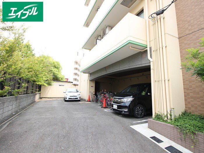 物件外観写真3　(駐車場)