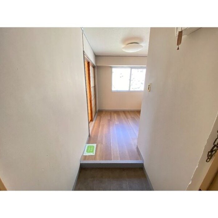 物件内観写真2　(玄関)