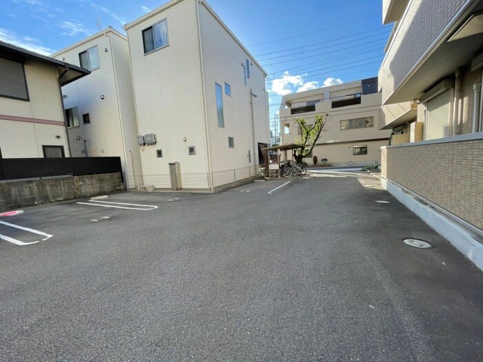 物件外観写真4　(駐車場)