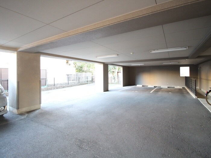 物件外観写真4　(駐車場)