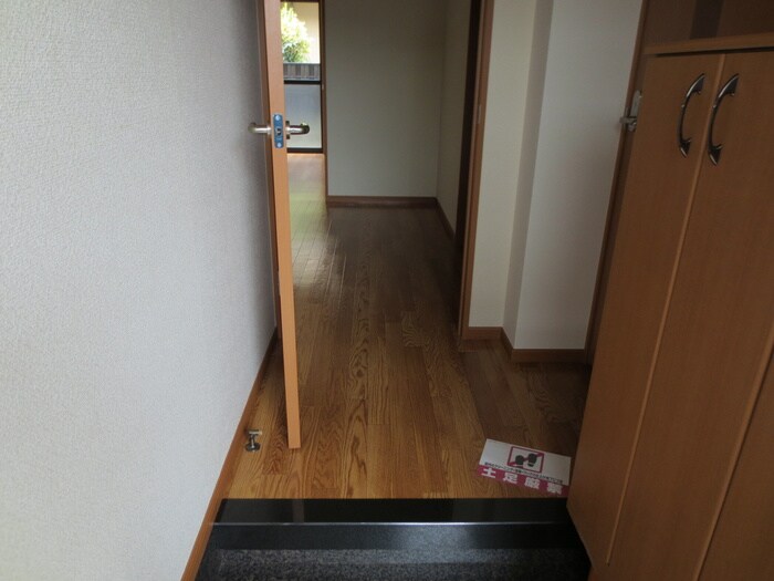 物件内観写真4　(玄関)