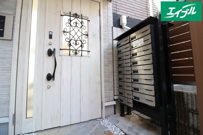 物件外観写真2　(エントランス部分)