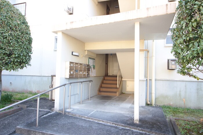 物件外観写真3　(エントランス部分)