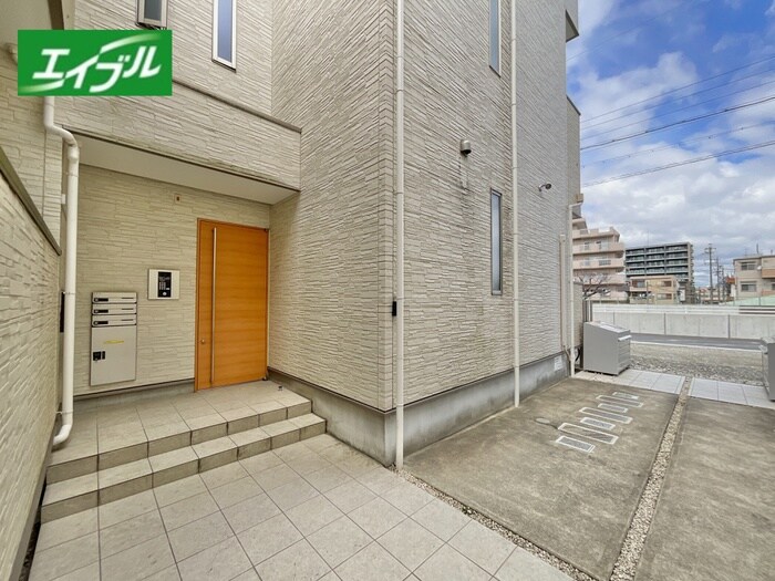 物件外観写真2　(エントランス部分)