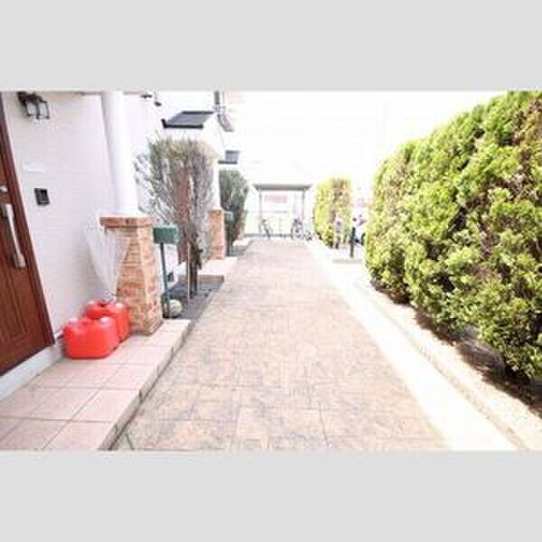 物件外観写真2　(エントランス部分)