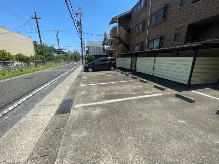 物件外観写真3　(駐車場)