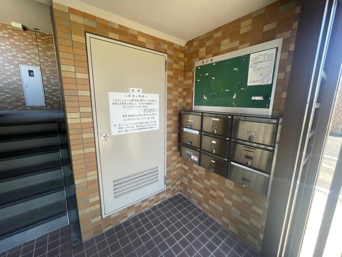 物件外観写真5　(エントランス部分)