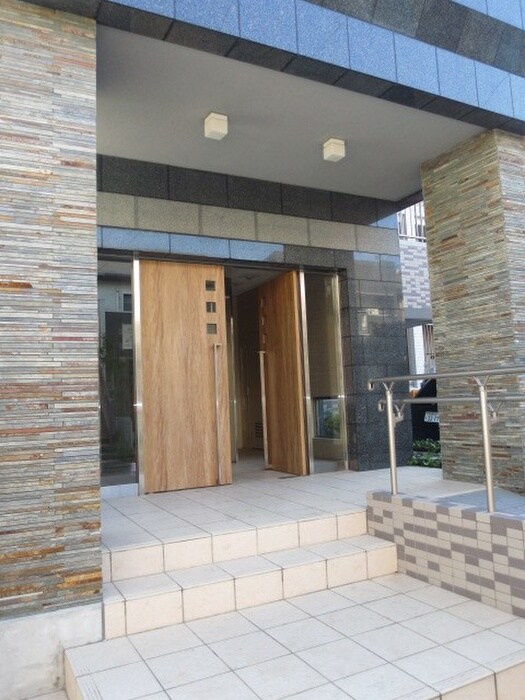 物件外観写真2　(エントランス部分)