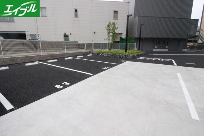 物件外観写真2　(駐車場)