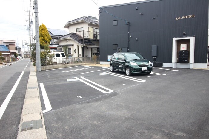 物件外観写真5　(駐車場)