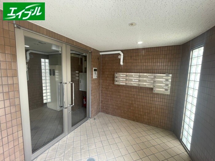 物件外観写真2　(エントランス部分)