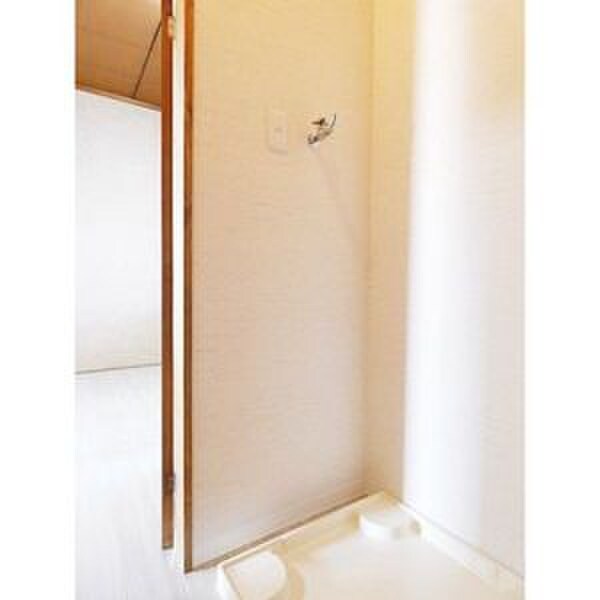 物件内観写真6　(洗濯機置場)