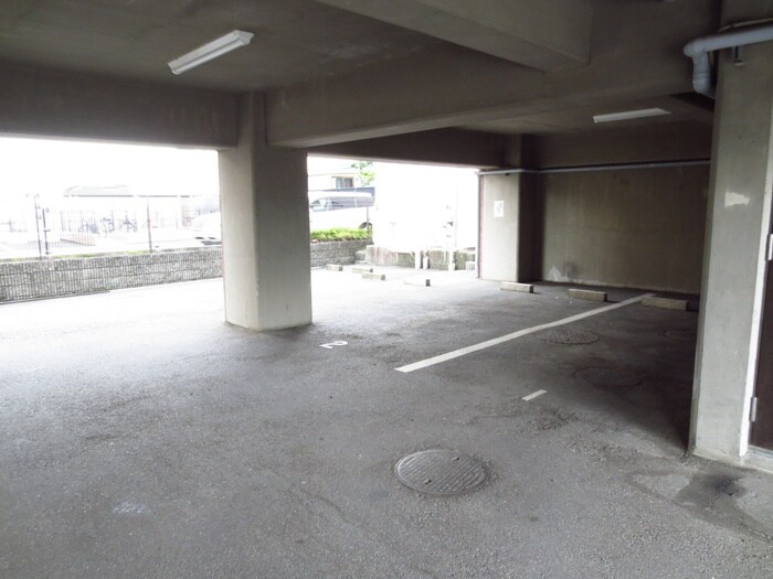 物件外観写真4　(駐車場)