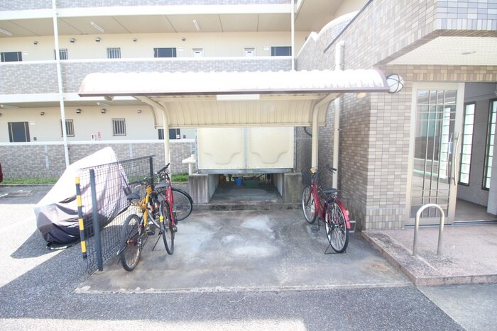 物件外観写真4　(駐輪場)