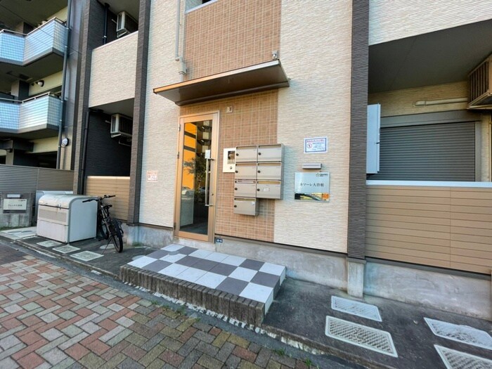 物件外観写真2　(エントランス部分)