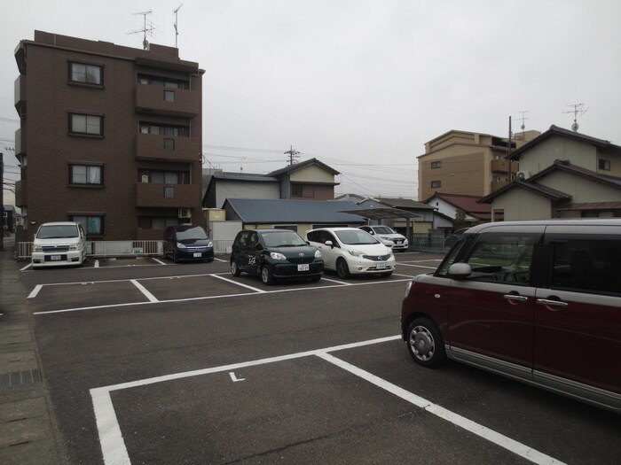 物件外観写真4　(駐車場)