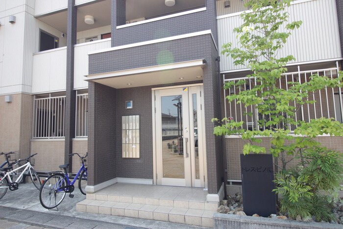 物件外観写真2　(エントランス部分)