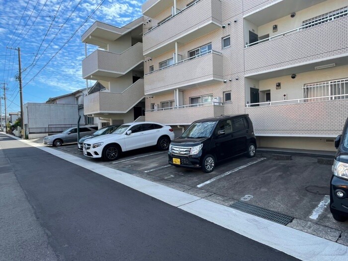 物件外観写真2　(駐車場)