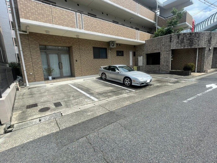 物件外観写真4　(駐車場)