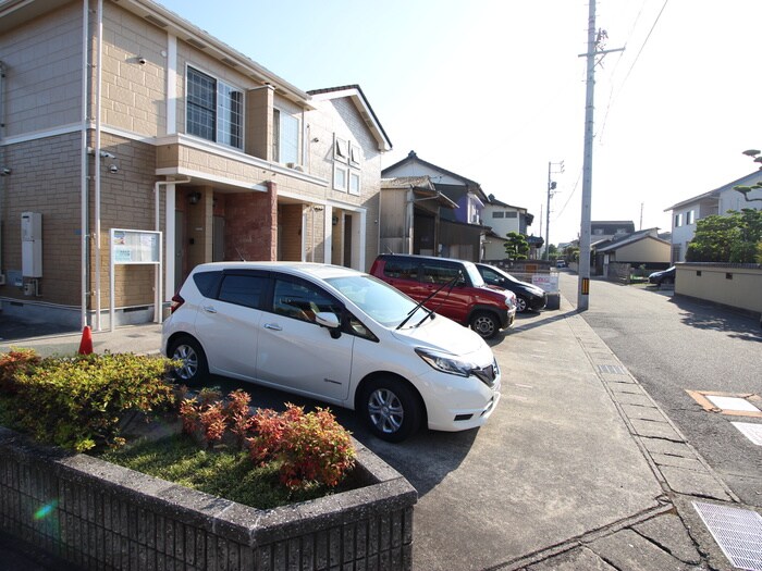 物件外観写真2　(駐車場)