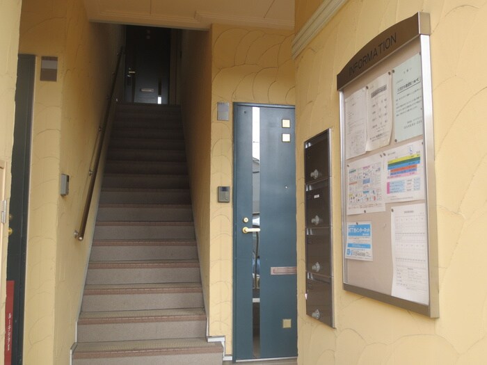 物件外観写真3　(エントランス部分)