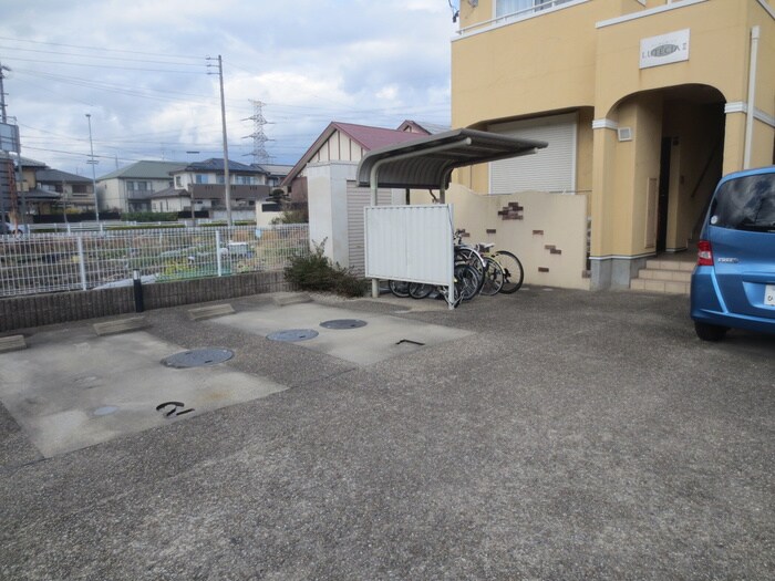 物件外観写真5　(駐車場)