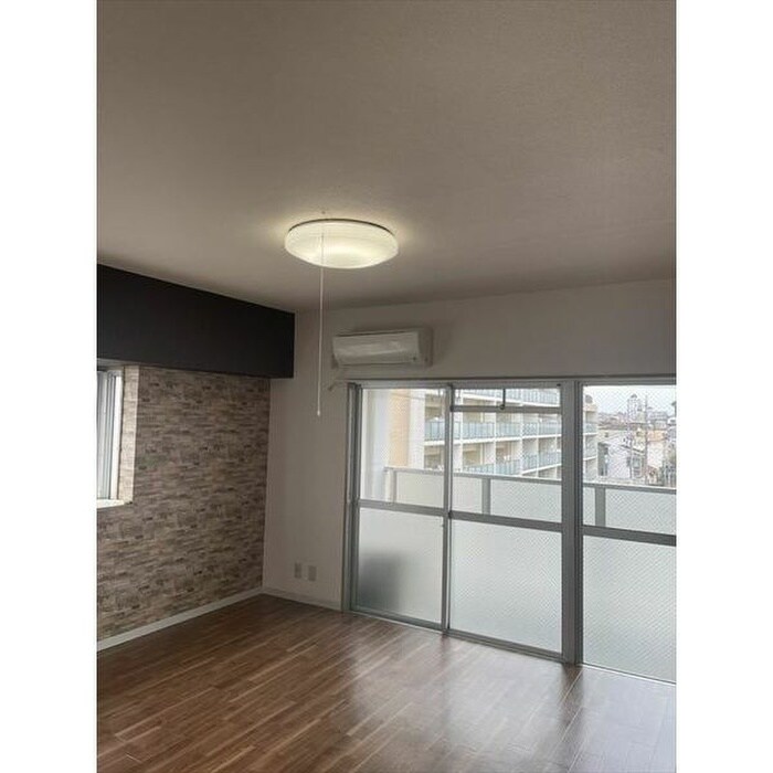 物件内観写真8　(室内からの展望)