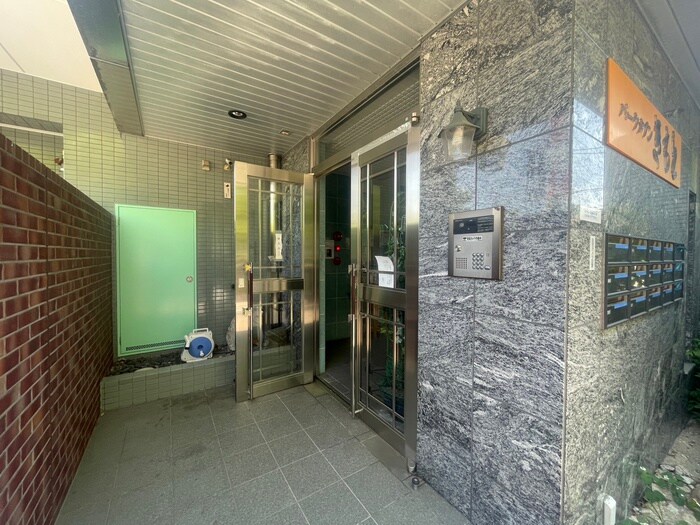 物件外観写真3　(エントランス部分)