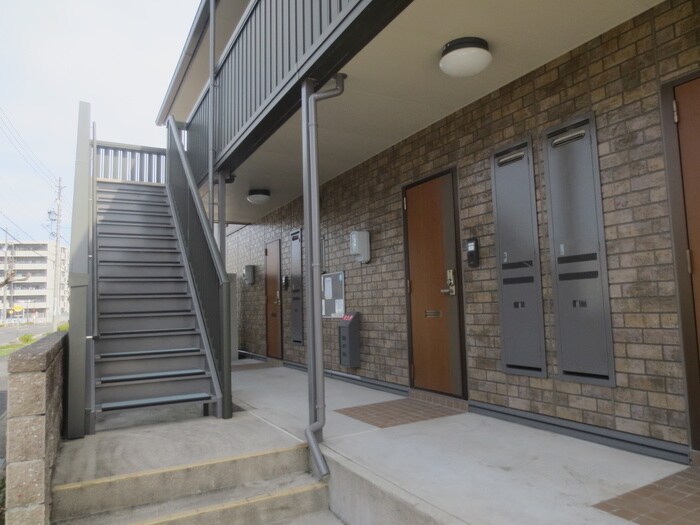 物件外観写真4　(エントランス部分)
